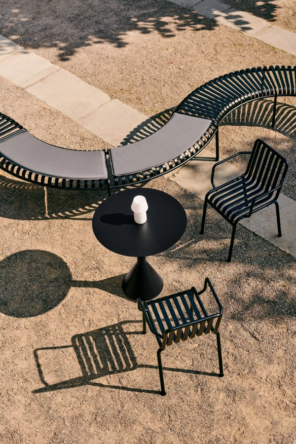 Palissade Park Bench anthracite_Palissade Cone Table anthracite_Palissade Armchair anthracite_Apollo Portable white opal.jpg