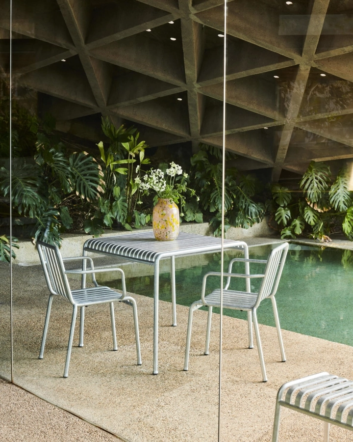 Palissade Table hot galvanised_Palissade Armchair hot galvanised_Splash Vase Round L light pink and yellow.jpg