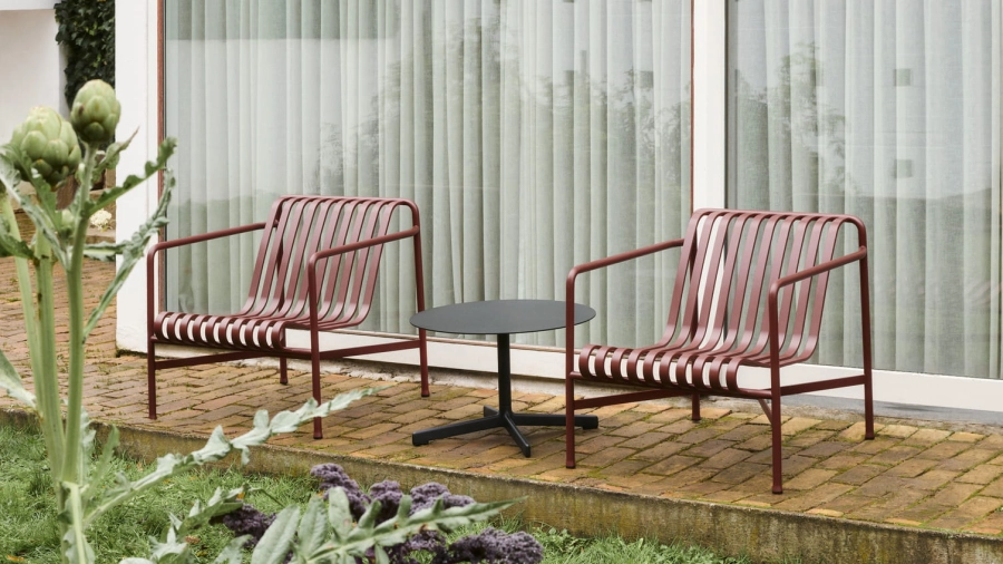Palissade Lounge Chair Low iron red_Neu Low Round Table dia60xH40 anthracite powder coated steel.jpg