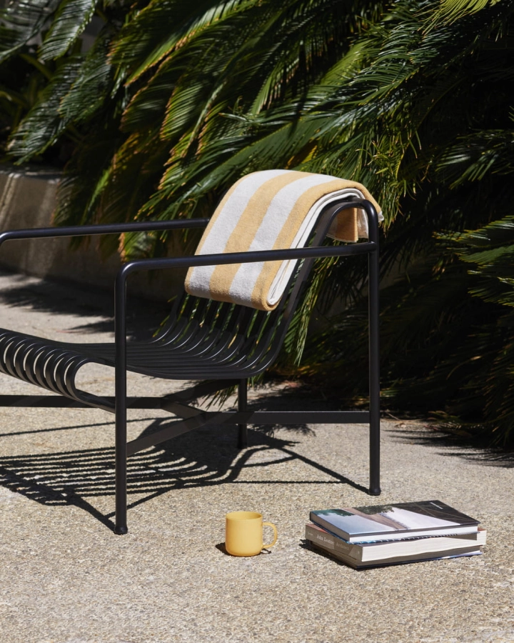 Palissade Lounge Chair Low anthracite_Frotte Stripe warm yellow_Borosilicate Mug jade yellow.jpg