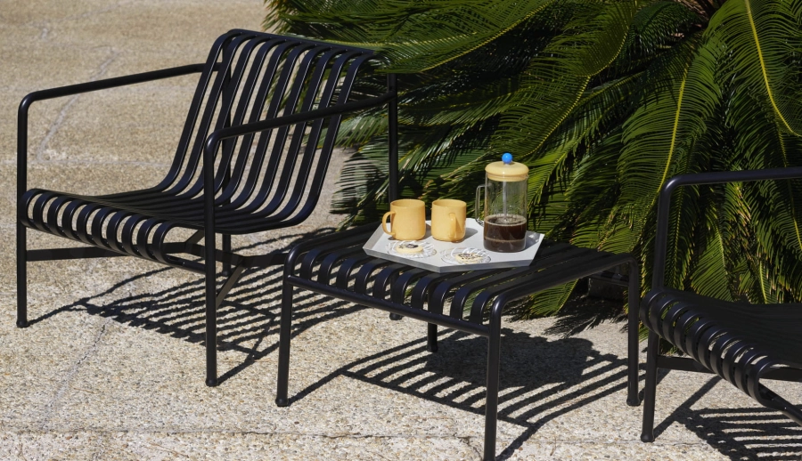 Palissade Lounge Chair Low anthracite_Palissade Ottoman anthracite_French Press Brewer clear_Borosilicate Mug jade yellow.jpg