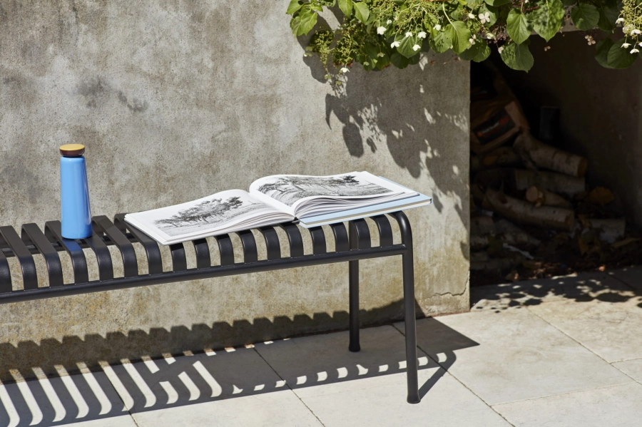 Palissade Bench anthracite_Sowden Bottle blue.jpg