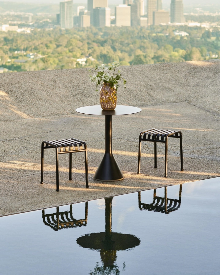 Palissade Cone Table anthracite_Palissade Stool anthracite_Splash vase Round L light pink and yellow.jpg
