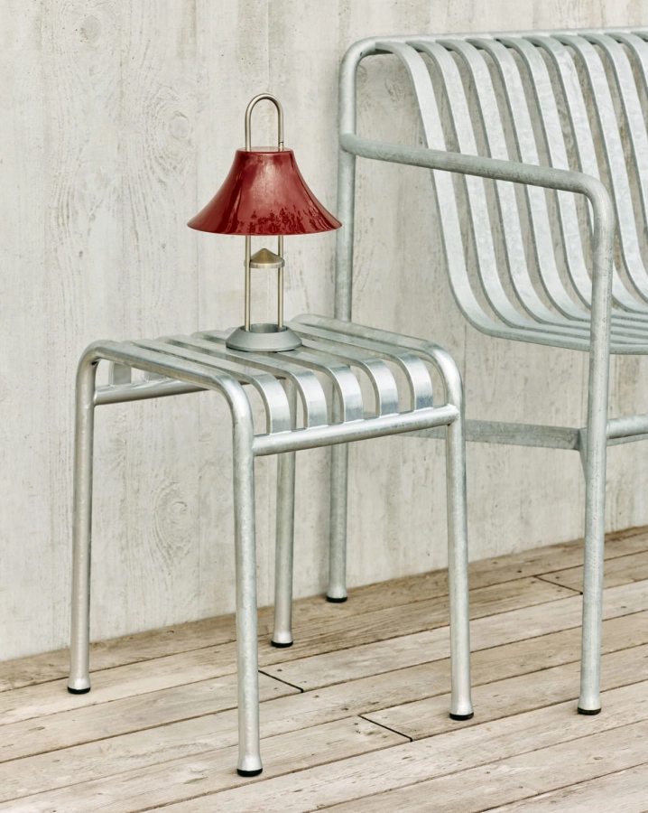 Palissade Stool hot galvanised_Mousqueton Portable iron red_Palissade Dining Bench Armrest hot galvanised 01.jpg