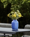 Palissade Table anthracite_Juice Vase high blue_Palissade Dining Bench anthracite.jpg