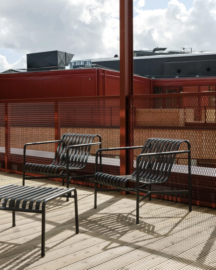 Zoku Hotel 2021_Palissade Lounge Chair Low anthracite_Palissade Ottoman anthracite.jpg