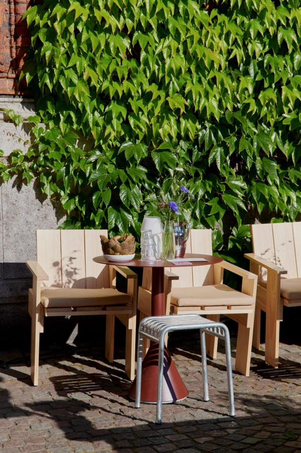 3 Days of Design 2023_Crate Dining Chair wb lacquer pinewood__Palissade Cone Table dia70xH74 iron red_Palissade Stool hot galvanised 01.jpg
