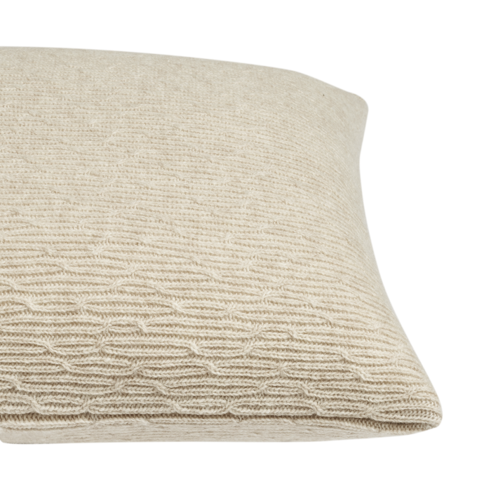 Plover Cushion 40 x 70 cm_Lambswool_Sand 21-234-03_00001_angle.png