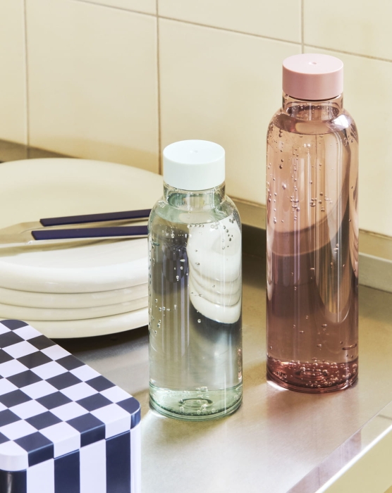 Tin Container S dark blue and pink_Barro Plate dia18 set of 2 off-white_Miz Water Bottle 0,54 litre ice blue_0,72 litre mauve.jpg