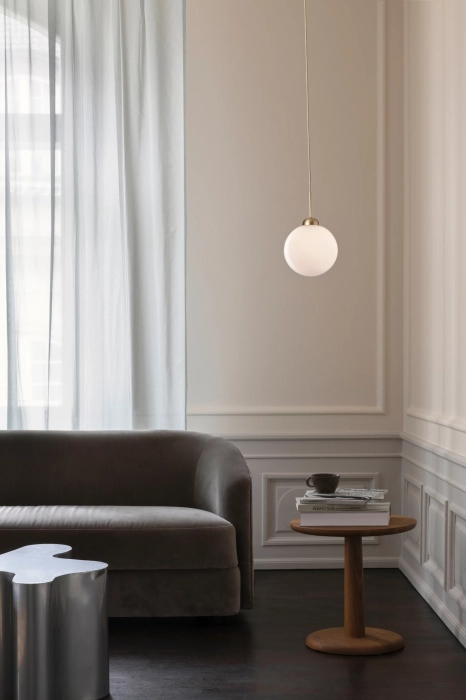 nuura-apiales-1-large-pendant-brushed-brass-living-room-inspiration-aw22.jpg.webp