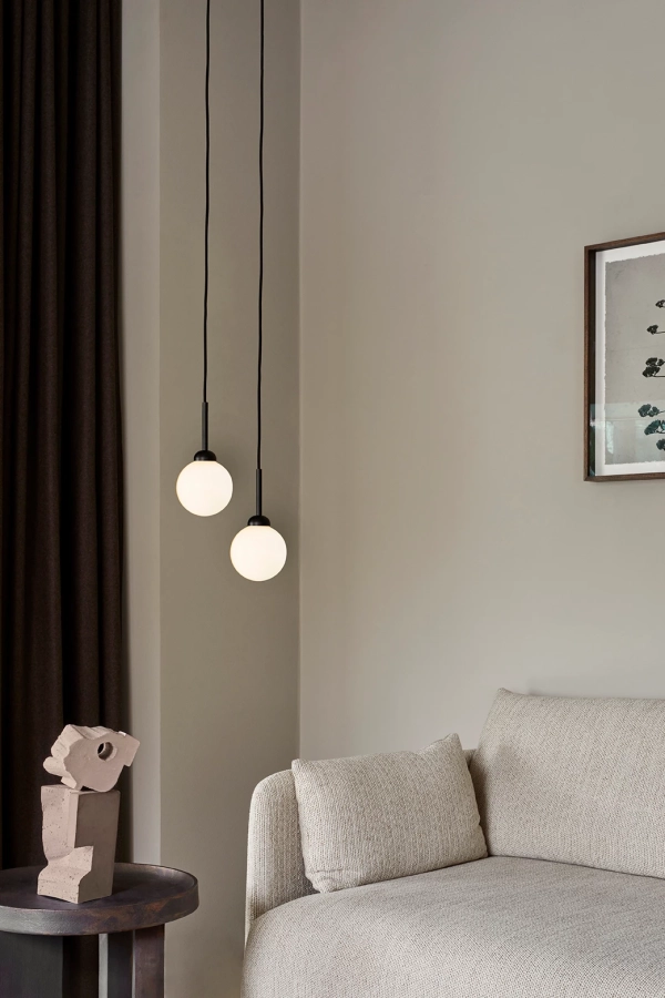nuura_apiales-1-satin-black_lifestyle_2.jpg.webp