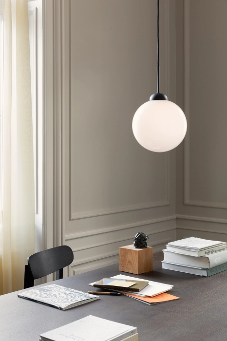 nuura_apiales-1-large-pendant-desk-lamp-black-opal-aw22.jpg.webp