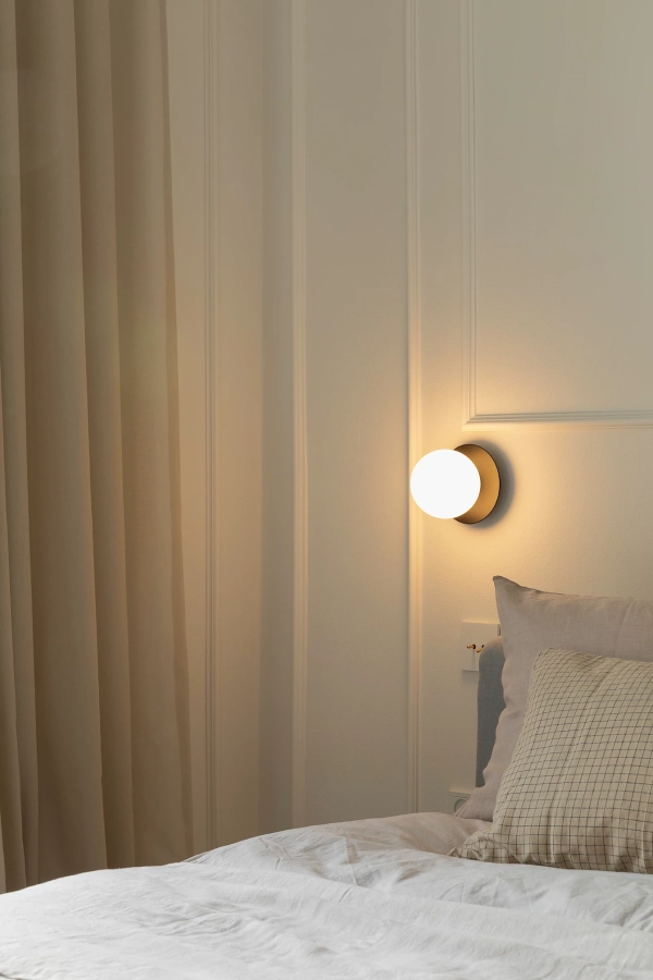 nuura-liila-1-small-bedside-lamp-black-opal.jpg.webp