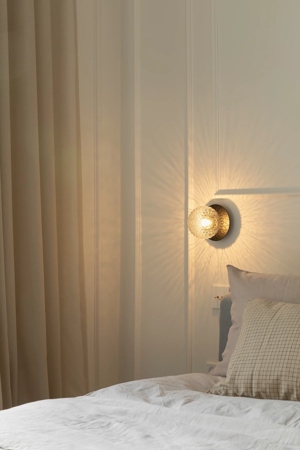 nuura-liila-1-small-bedside-wall-lamp-black-optic-glass.jpg.webp