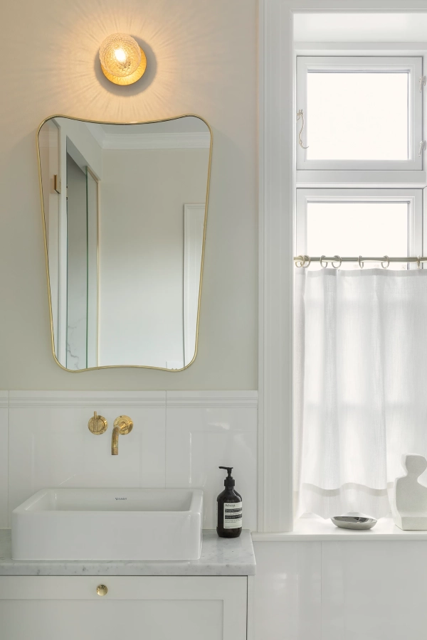 nuura-liila-1-small-bathroom-wall-lamp-nordic-gold-ip44.jpg.webp