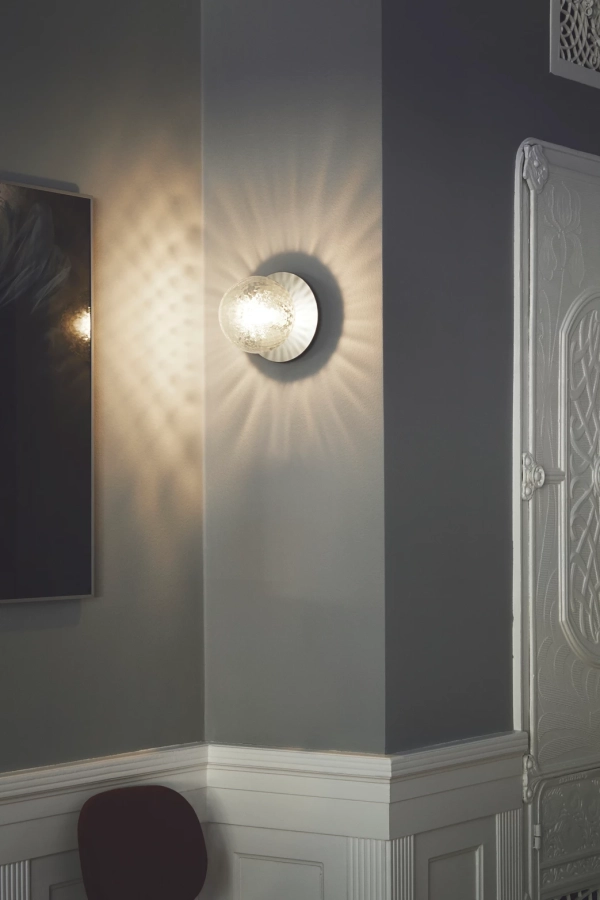 nuura_liila-1-medium_optic_light-silver_lifestyle.jpg.webp