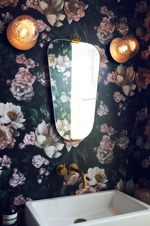 nuura_liila-1-medium_nordic-gold_optic_aw19_1.jpg.webp