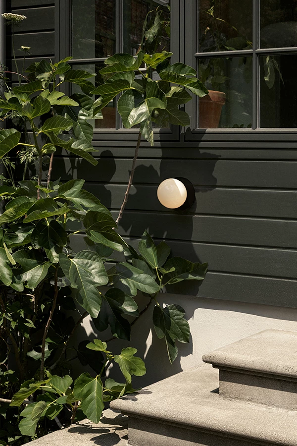 nuura-liila-1-outdoor-black-opal-light-garden-lighting-aw22.jpg.webp