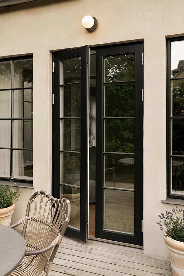 nuura-liila-1-outdoor-entrance-door-lighting-dark-bronze-aw22.jpg.webp