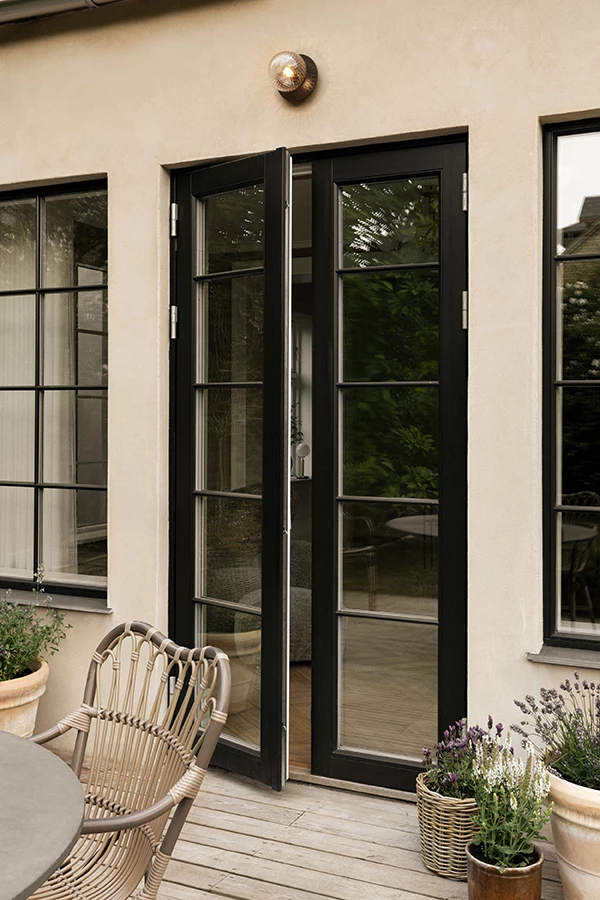 nuura-liila-1-outdoor-terrasse-door-lighting-dark-bronze-aw22.jpg.webp