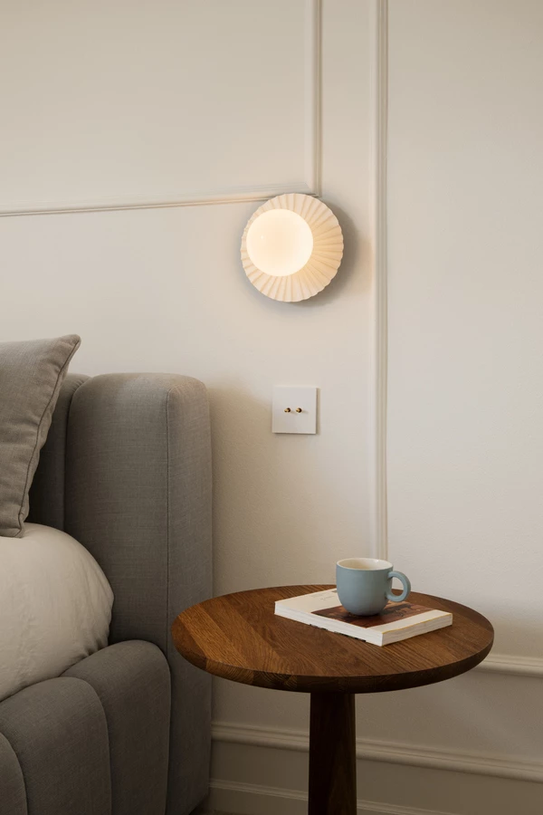 nuura-liila-muuse-small-wall-lamp-bedroom.jpg.webp