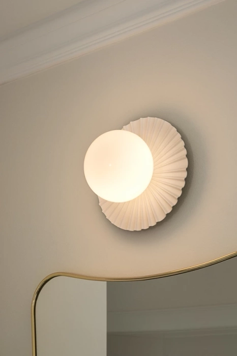 nuura-liila-muuse-small-white-bathroom-lamp-details.jpg.webp