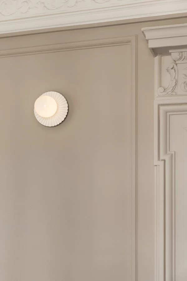 nuura-liila-muuse-small-white-wall-lamp-closeup-details.jpg.webp