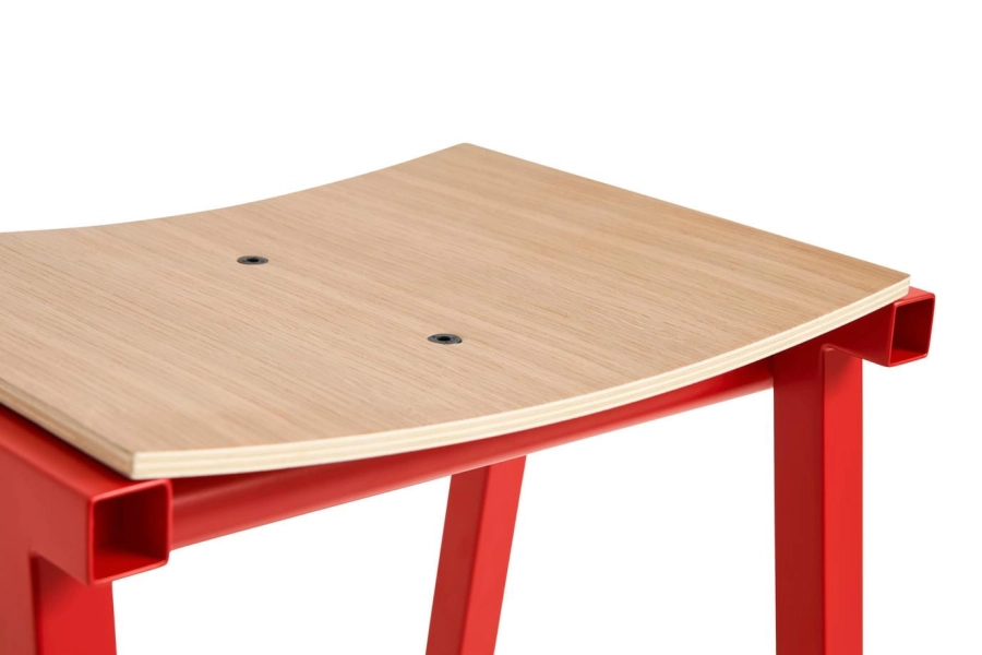 AE437-A406_Taburete 8 Bar Stool H75 wb lacquered oak veneer seat_signal red powder coated base_detail.jpg