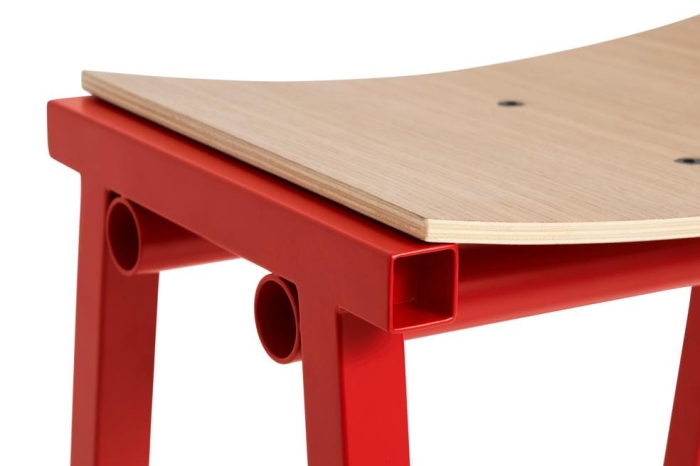 AE437-A406_Taburete 8 Bar Stool H75 wb lacquered oak veneer seat_signal red powder coated base_detail 01.jpg