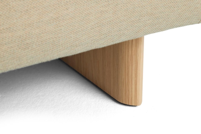 AE027-A001-AN42-02PT_Quilton Lift 3 Seater Steelcut Quartet 924_wb lacquered oak base_detail 01.jpg