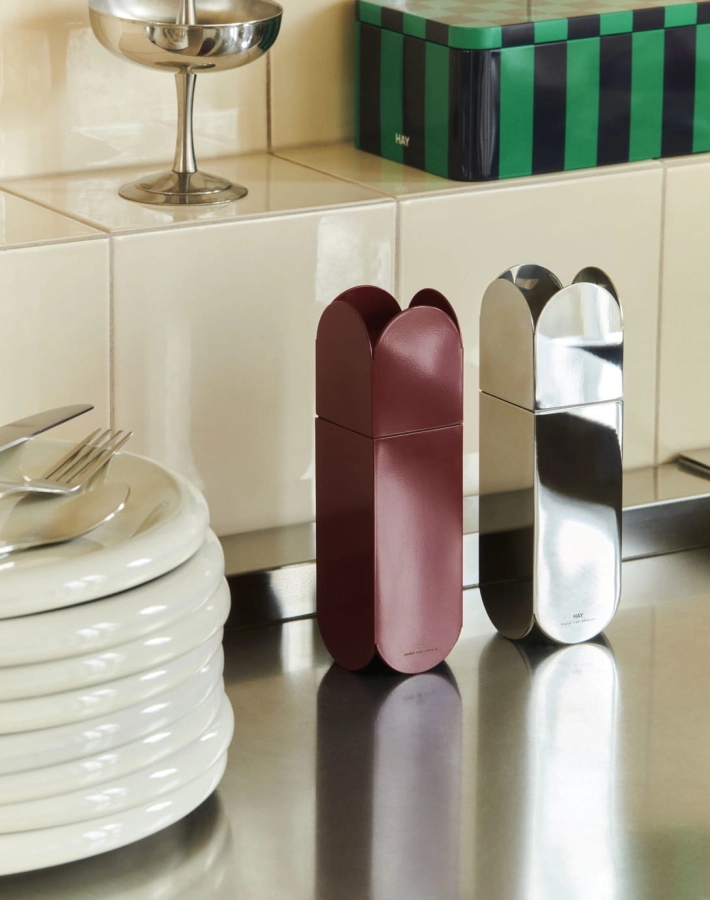 Italian Ice Cup_Tin Container S green and dark blue_Barro Plate dia18 set of 2 off-white_Arcs Salt and Pepper Grinder burgundy_mirror.jpg