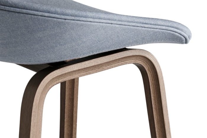 AB252-A001-AA43-01NV_AAS 33 Low H65 Atlas 711_Stainless steel footrest_wb lacquer walnut base detail 02.jpg