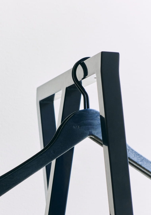 Loop Stand Hall deep blue powder coated steel_Coat Hanger Set of 4 deep blue 01.jpg