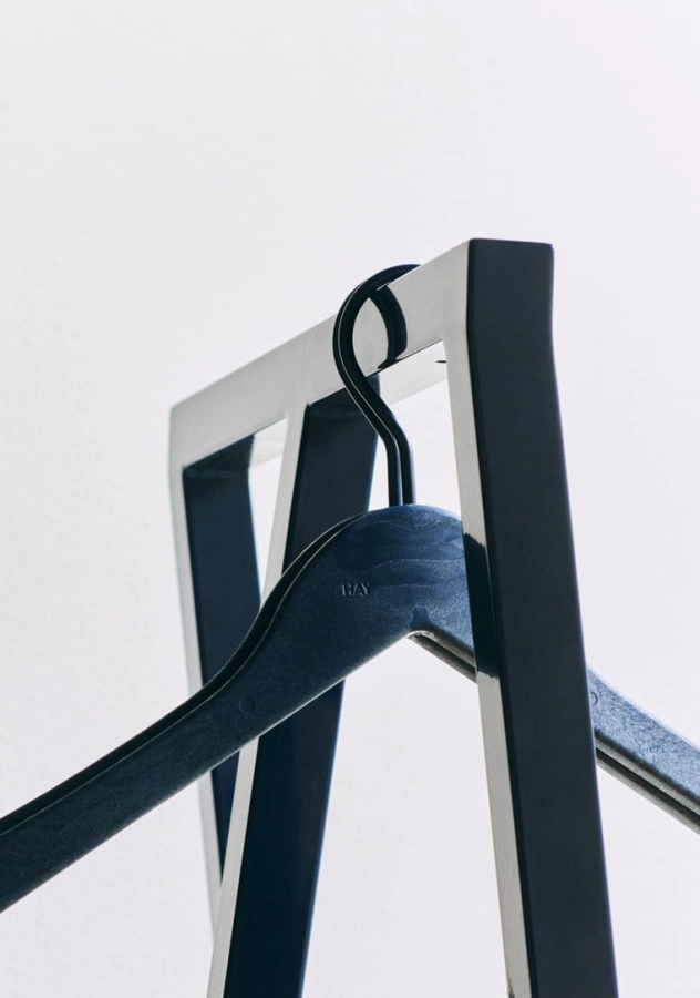 Loop Stand Hall deep blue powder coated steel_Coat Hanger Set of 4 deep blue 01.jpg