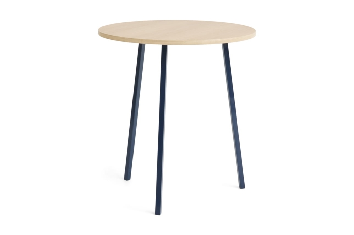 AE018-A341-AO35_Loop Stand Round Table Ø90xH97_wb lacquered oak tabletop_deep blue powder coated steel.jpg