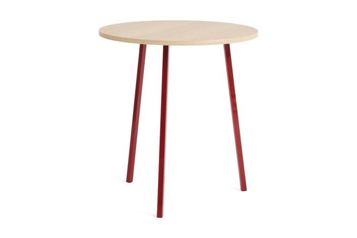 AE017-A341-AO35_Loop Stand Round Table Ø90xH97_wb lacquered oak tabletop_maroon red powder coated steel.jpg