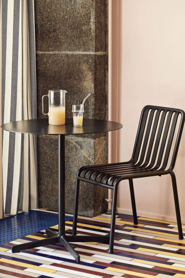 Neu Table round anthracite_Palissade Chair anthracite_Glass Jug.jpg