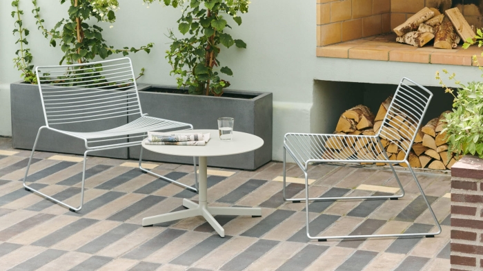 Hee Lounge Chair hot galvanised_Neu Low Round Table dia70xH40 sky grey_Rim Glass clear with black rim 01.jpg