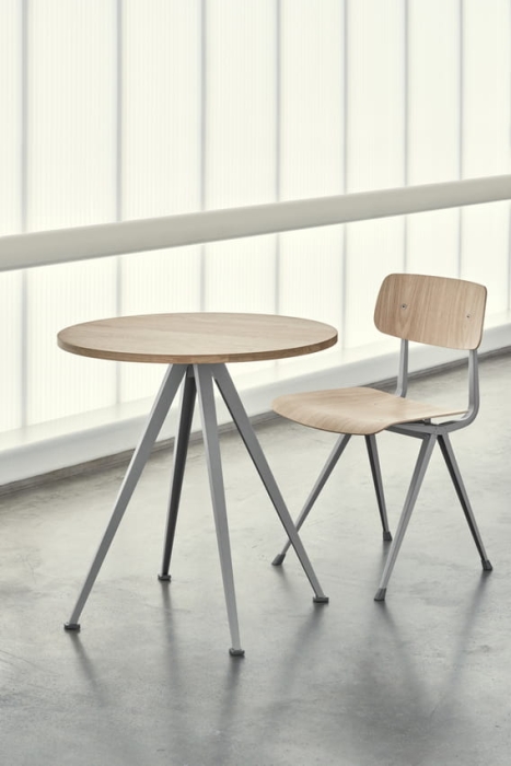 Pyramid Cafe Table 21 Top matt lacquer oak Frame beige_Result Chair wb lacquer oak seat_beige base 02.jpg