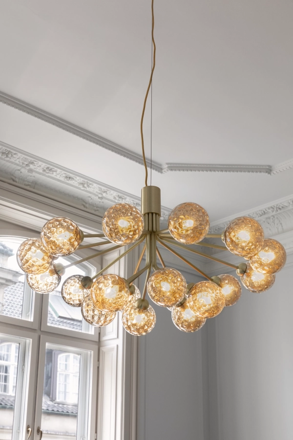 nuura-apiales-18-chandelier-flower-inspiration-brass-optic-light-aw22.jpg.webp