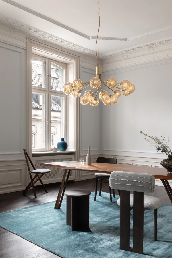 nuura-apiales-18-chandelier-inspiration-brass-optic-gold-light-aw22.jpg.webp