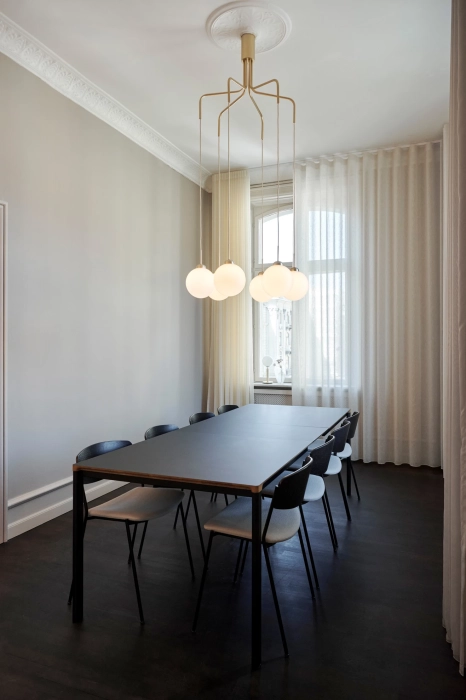 nuura-apiales-6-cluster-chandelier-in-brass-metal.jpg-2.webp
