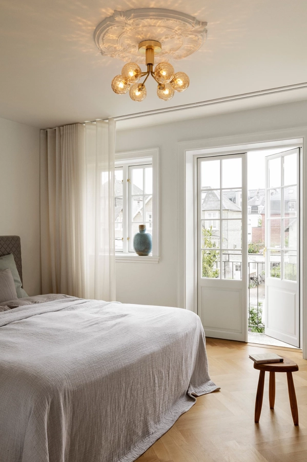 nuura-apiales-6-ceiling-light_chandelier-brass-optic-aw22.jpg.webp