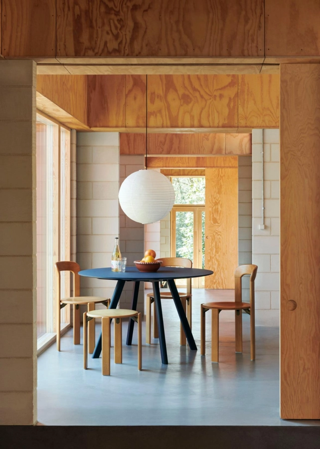 CPH 25 2.0 Table dia120xH74 smokey blue lino top deep blue wb lacquer oak_Rey Chair golden wb lacquer beech.jpg