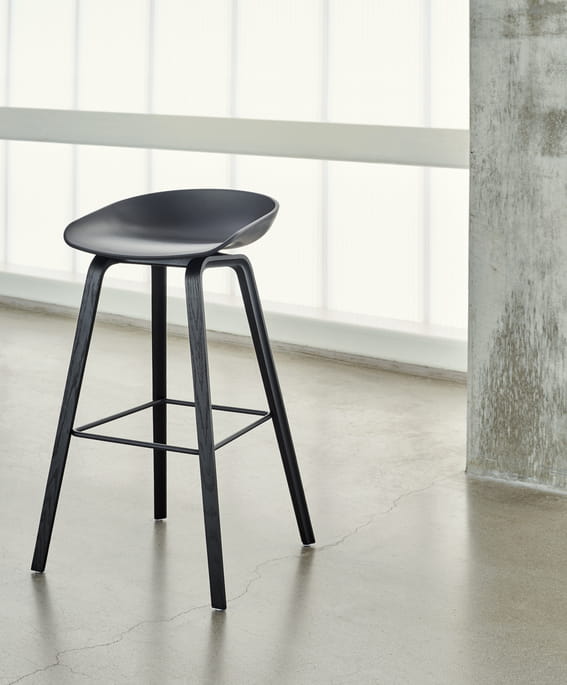 AAS_32_high_Base_black_wb_lacquer_oak_base_Footrest_black_Seat_black.jpg