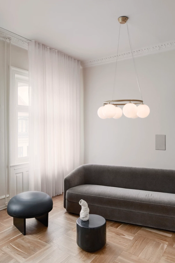 nuura_miira-6-circular-brass_lifestyle_1.jpg.webp