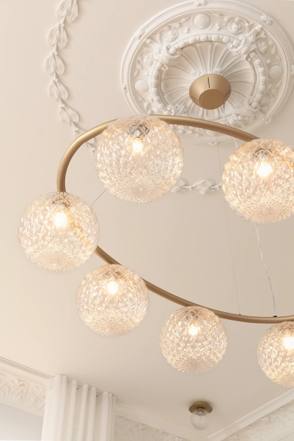 nuura-miira-8-oval-chandelier-nordic-gold-optic-clear-glass-details.jpg.webp