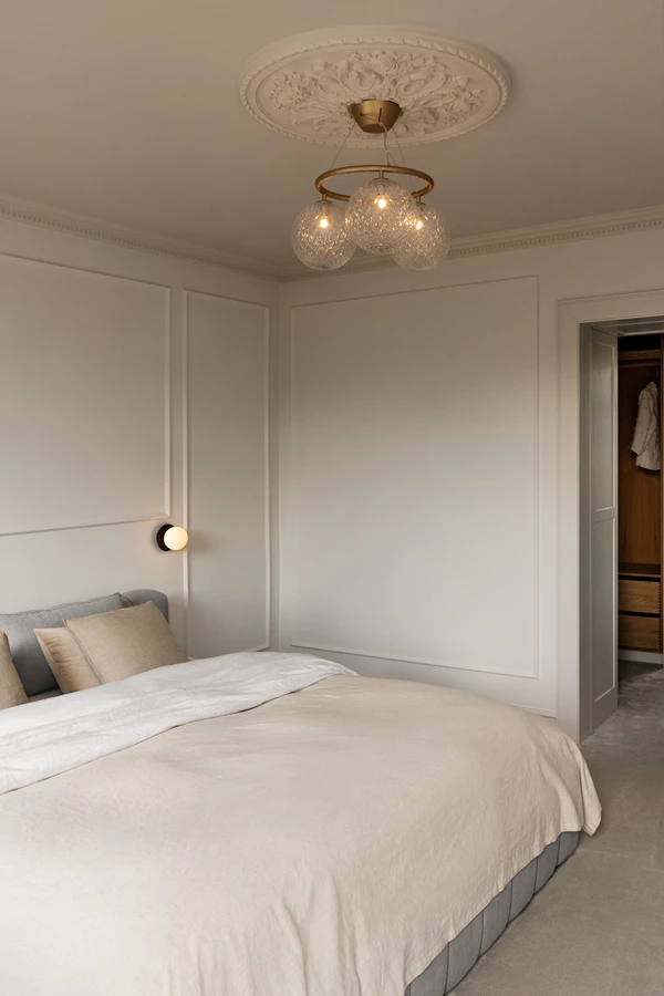 nuura-miira-3-bedroom-small-chandelier-optic-glass-centerpiece.jpg.webp