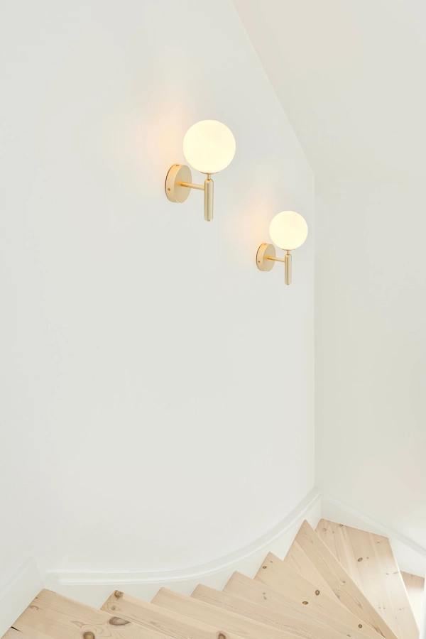 nuura_lifestyle_miira-wall-brass-opal_3.jpg.webp