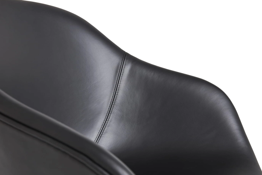AC092-A001-AA36-02BC_AAC 213 Sense black_wb lacquered solid walnut_detail 03.jpg